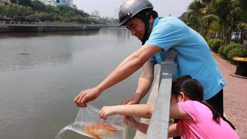 [-]Dân[-]Sài[-]Gòn[-]ném[-]cả[-]bàn[-]thờ[-]để[-]tiễn[-]ông[-]Táo[-]về[-]trời